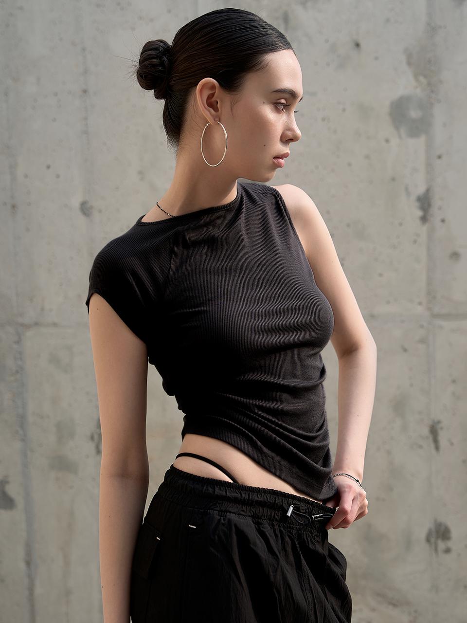 Dear Me Ribbed One-Sleeve Shirred Top [Black] S