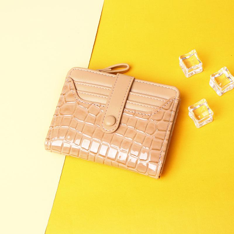 Retro Crocodile Pattern Ladies Short Wallet with Multi-Card Slots and Coin Purse.