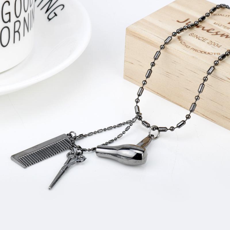 

Модное ожерелье парикмахера с подвеской в виде фена, ножниц и расчески