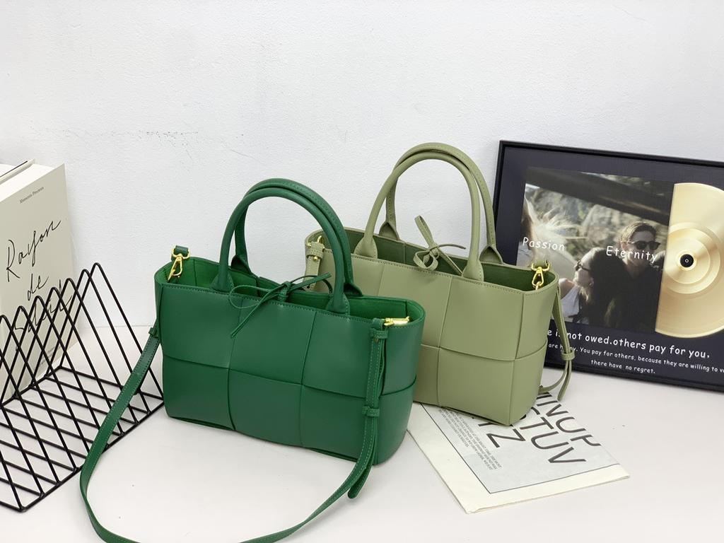 Cross-border hot-selling 28CM cowhide woven portable tote bag, genuine leather handbag, commuting versatile single shoulder messenger women's bag