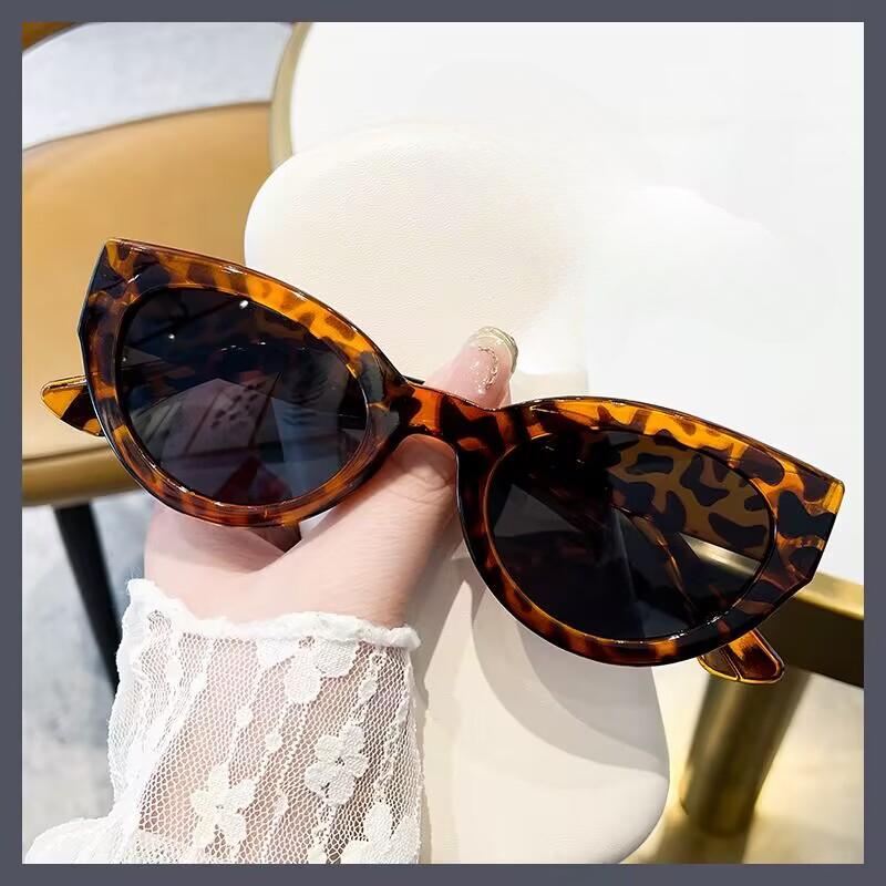Cute Sexy Retro Cat Eye Sunglasses Woman Small Frame Black Gradient Ladies Sun Glasses Vintage Brand Designer