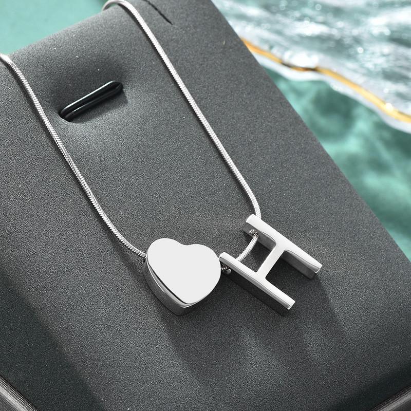 Elegante Colar com Pingente de Coração com Alfabeto Personalizado em Aço Inoxidável para Mulheres