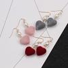 Herbst und Winter, Flanell Pfirsichherz Liebe Asymmetrische Ohrringe, Perle Süße Temperament Ohrringe