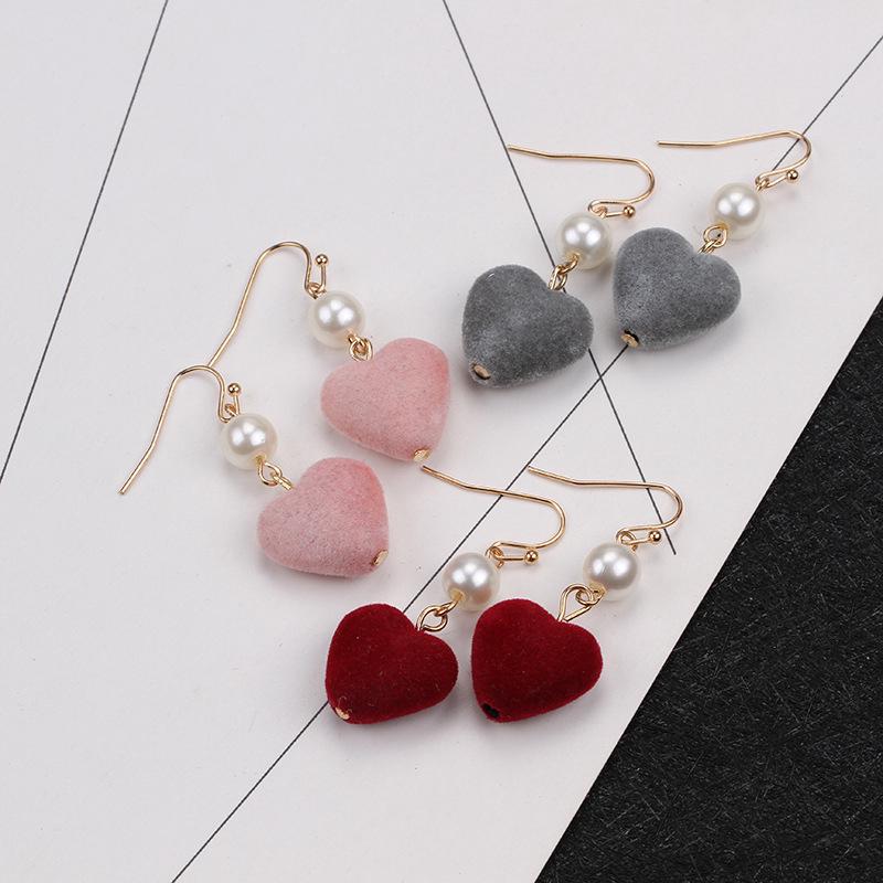 Herbst und Winter, Flanell Pfirsichherz Liebe Asymmetrische Ohrringe, Perle Süße Temperament Ohrringe