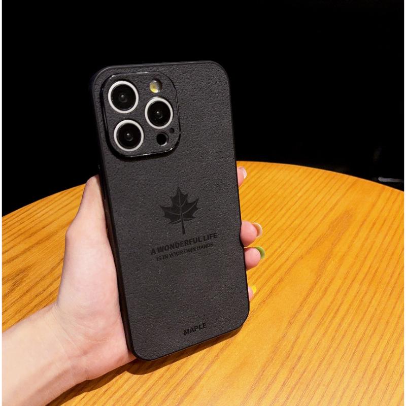Ahornblatt Lederstruktur Hülle für iPhone 11/12/13 Pro/14 - High-End, Magnetisches Lammleder, Vollständige Abdeckung, Kreatives Design für Männer.