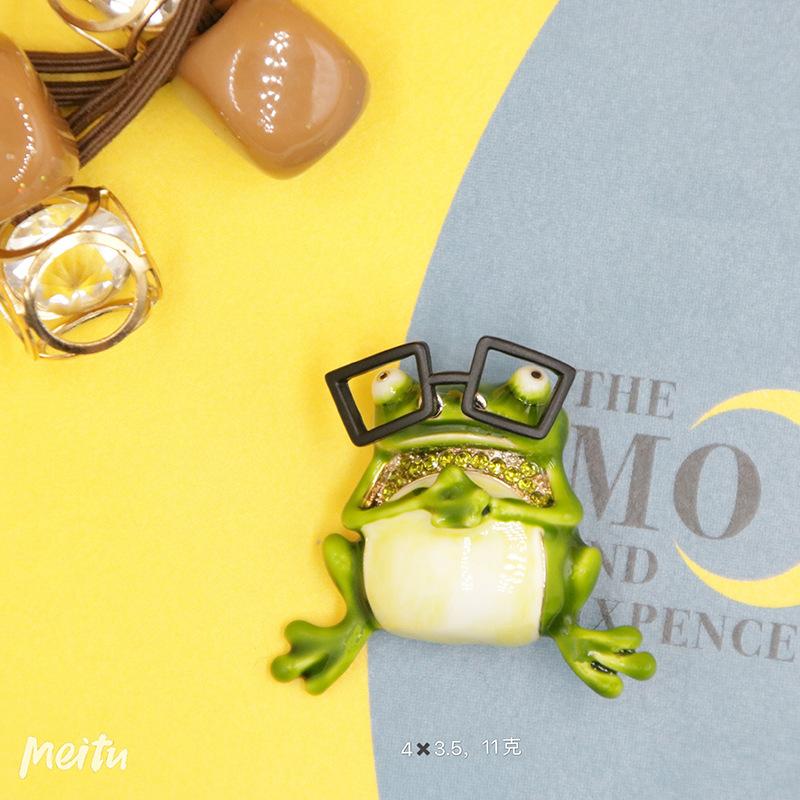 Creative Enamel Female Suit Frog Animal Pin Brooch Fashion Woman School Bag Brooches Accessories