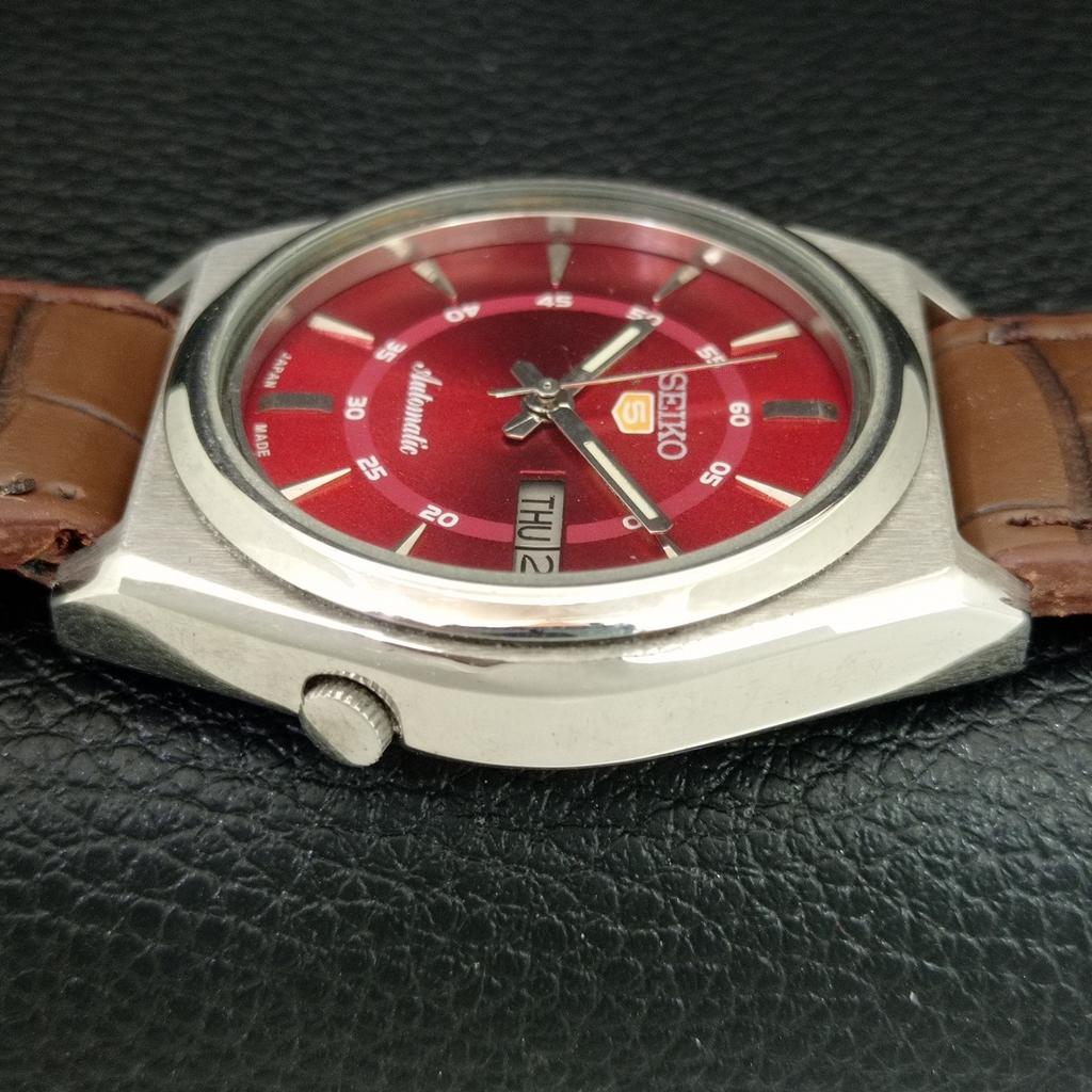 VINTAGE SEIKO 5 AUTOMATIC JAPAN MENS RED COLOR DIAL WATCH a709102-1