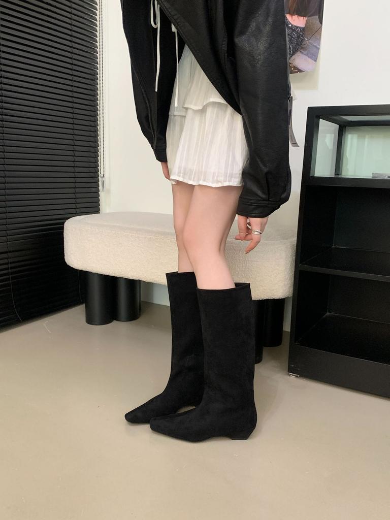 Invändig höjdökning khakifärgade byxor tubstövlar långa stövlar damskor 2025 nya höst- och vinter spetsiga tunna långskaftade ridstövlar