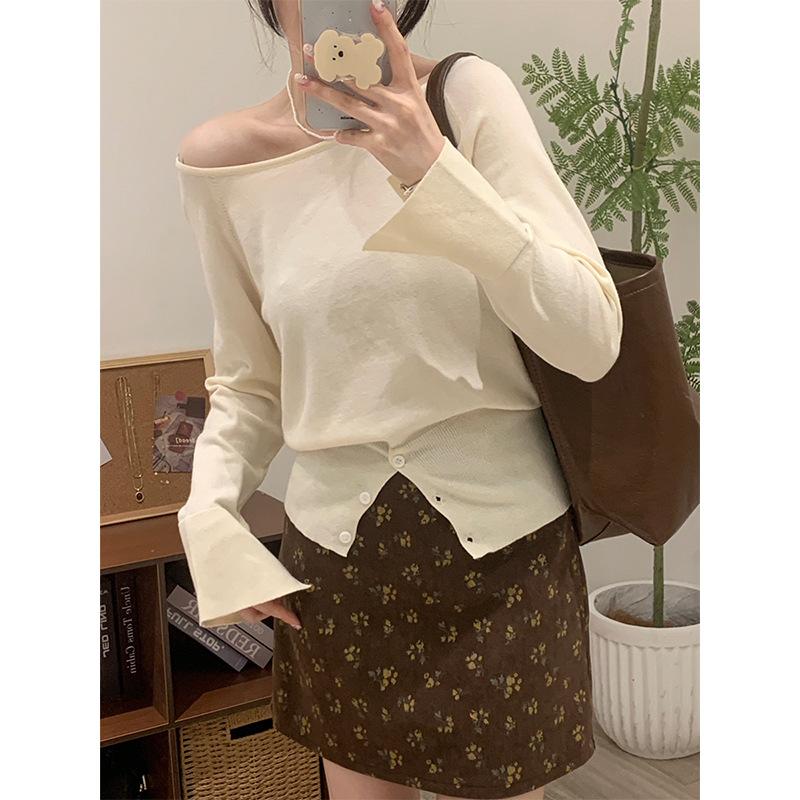 French off-shoulder buttoned slit long-sleeved sweater for women autumn one-shoulder inner layering slim fit and beautiful short top