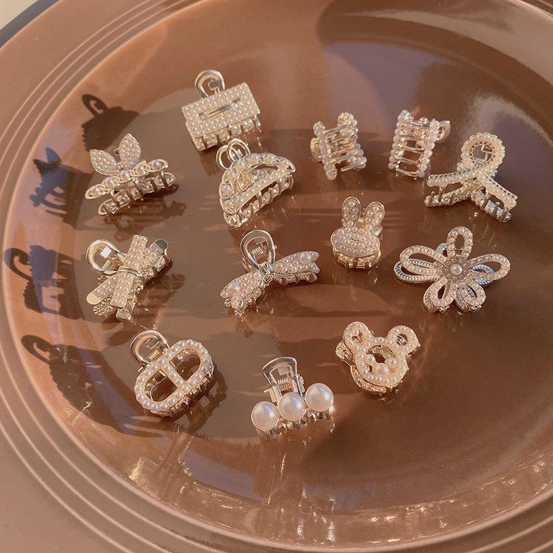 Agrafă de păr coreeană cu fundă dulce din perle: Clips Metalic Elegant & Accesoriu de Păr Minimalist pentru Femei