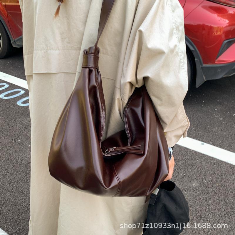 Korean version of fashion commuter bag women's 2025 new large-capacity simple casual shoulder bag high-end versatile messenger bag