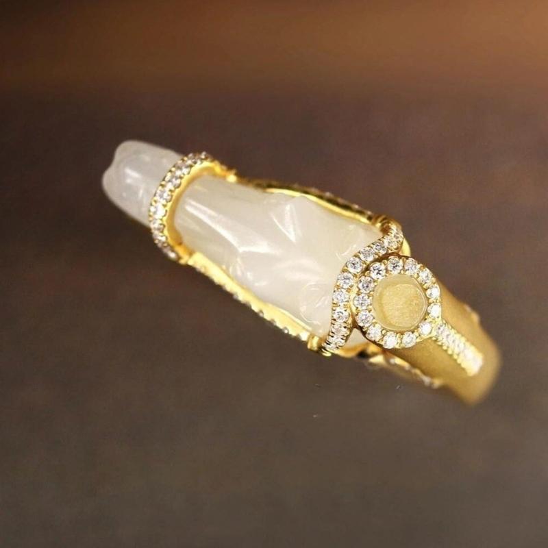 Horse Statement Ring Gold Tone Alloy Fashion Jewelry with Decorative Center, 0.67 In Inner Diameter for Daily Styling, Festive Looks and Gift Giving
