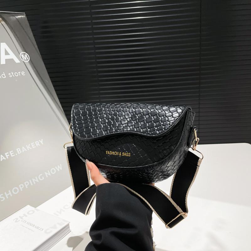 

Spring and summer fashion saddle bag popular small square bag simple and versatile temperament wide shoulder strap single shoulder messenger bag чорний