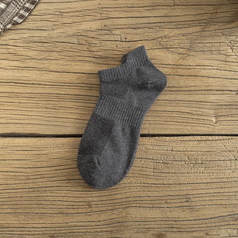 1 Pair of Spring and Autumn Solid Color Breathable Socks Fashionable High-quality Knitted Cotton Men's Socks Casual Boat Socks