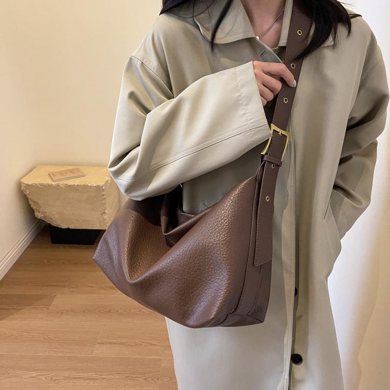 Large capacity bag women's autumn new wide shoulder strap commuting simple retro fashion shoulder messenger bag