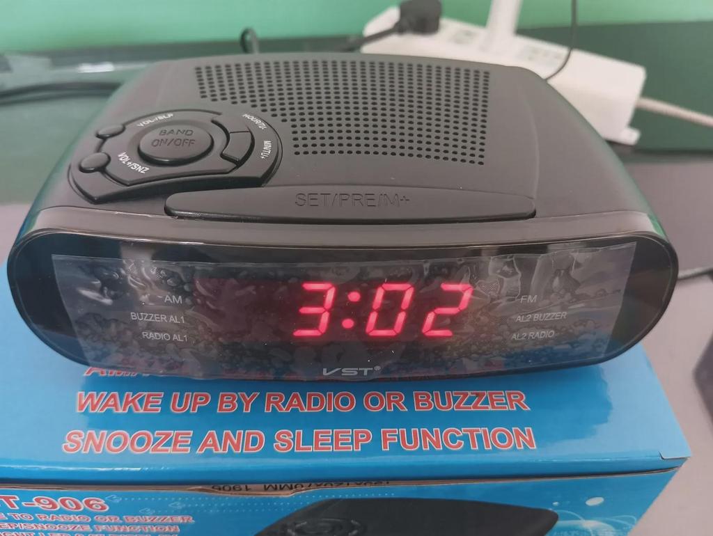 LED-Radiowecker mit AM/FM-Kanälen und Schlummerfunktion