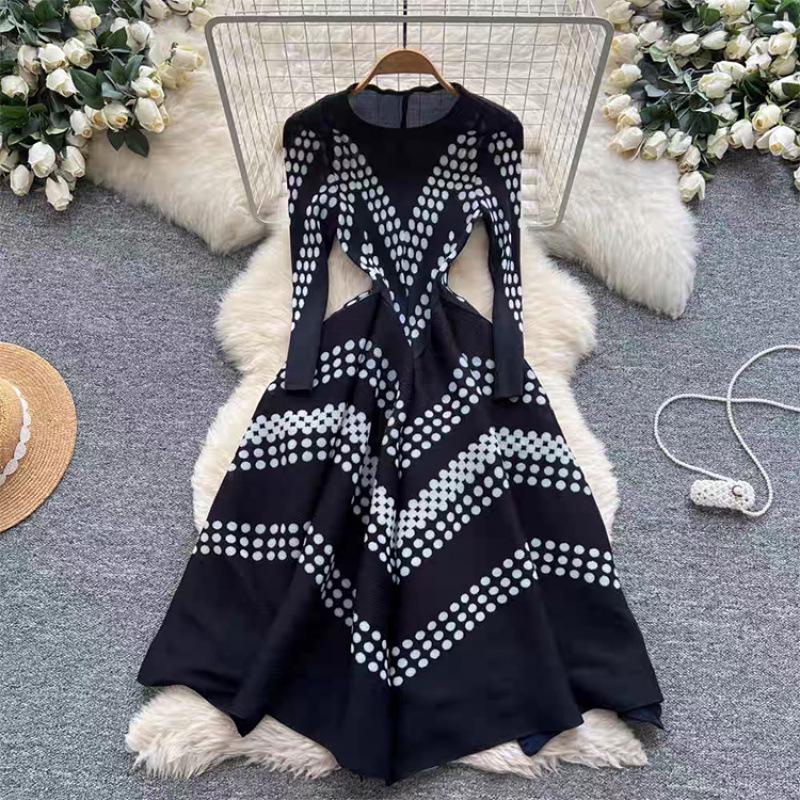 

European Pleated Spring/Autumn Dress: Niche, Loose, Plus Size, Long Creased Skirt for Women. One Size чёрный