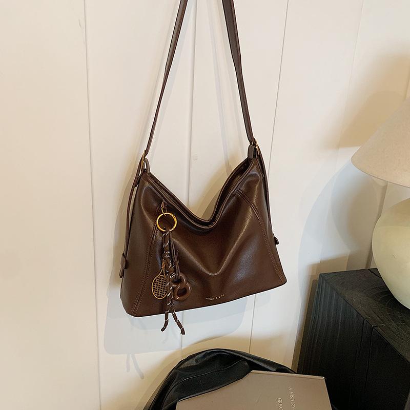 Large capacity bag women's autumn and winter versatile 2025 new simple shoulder messenger bag soft face women's commuter tote bag