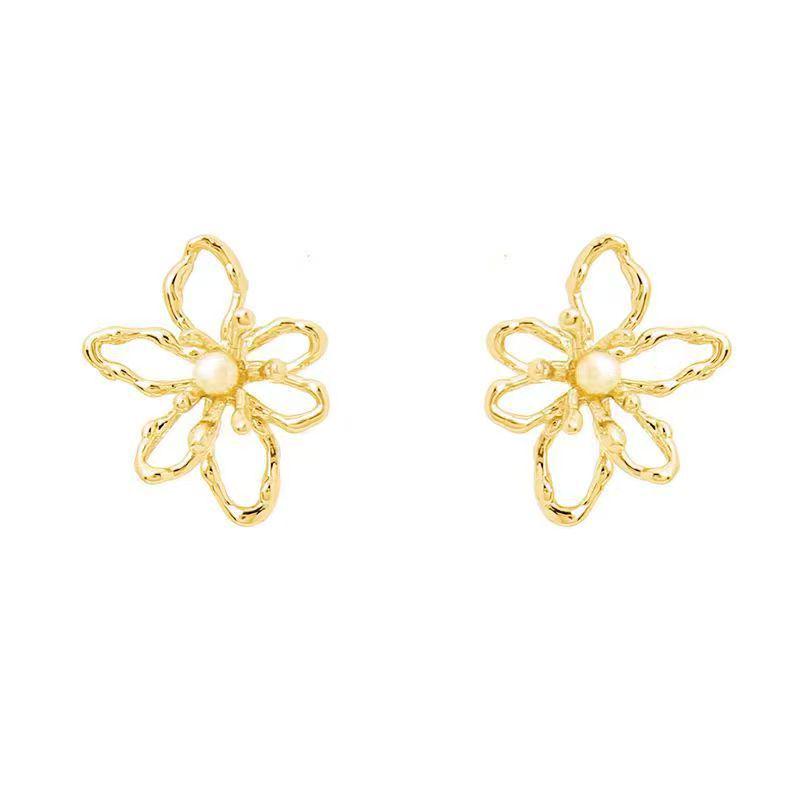

Vintage French Flower Pearl Stud Earrings with S925 Silver Needle - Luxurious Hollow Design золотий