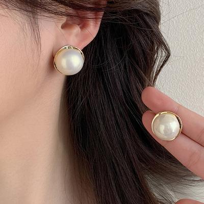 Herbst- und Winter-Retro-Ohrringe im Hongkong-Stil für Damen, Beliebte neue Stile, High-End-Ohrringe, Goldene vielseitige Ohrringe