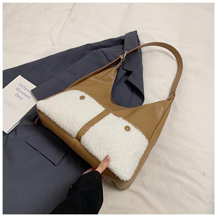 

Корейская версия модной нишевой текстурной сумки-тоут под мышкой, новая вместительная сумка через плечо-мессенджер из овечьей шерсти с контрастной отделкой хаки