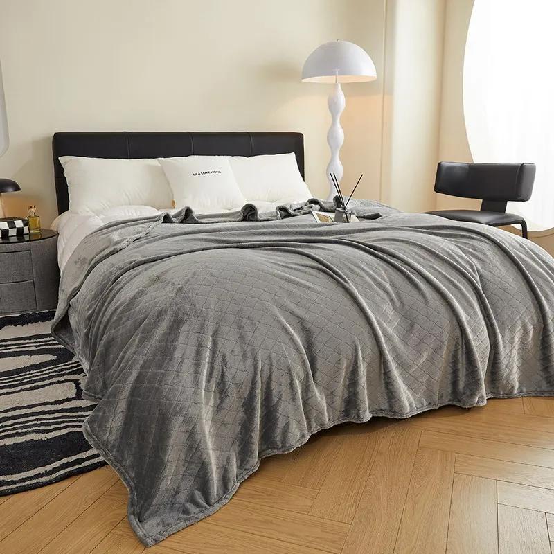 Puszysty kocyk z koralowego aksamitu, flanelowy, pluszowy, wygodny, pogrubiony i ciepły, miękki koc na sofę do klimatyzowanego pokoju, luksusowy