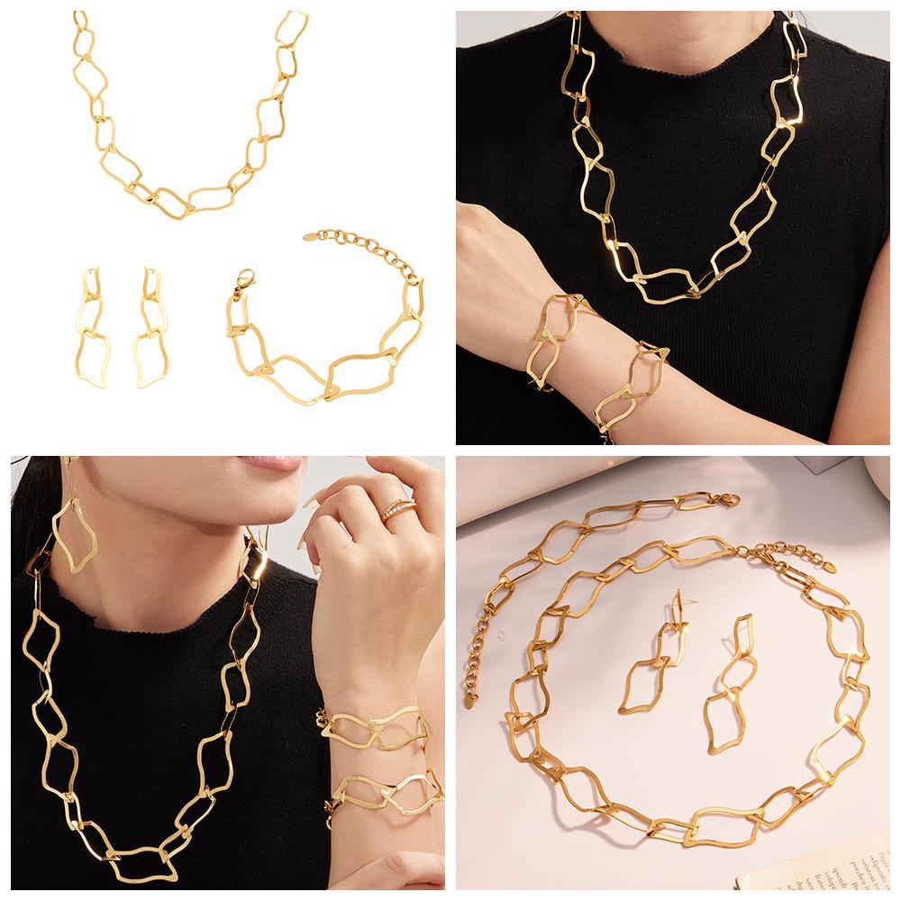 Set di Gioielli Irregolari Placcato Oro 18K Oumika: Orecchini, Bracciale e Collana in Acciaio Inossidabile