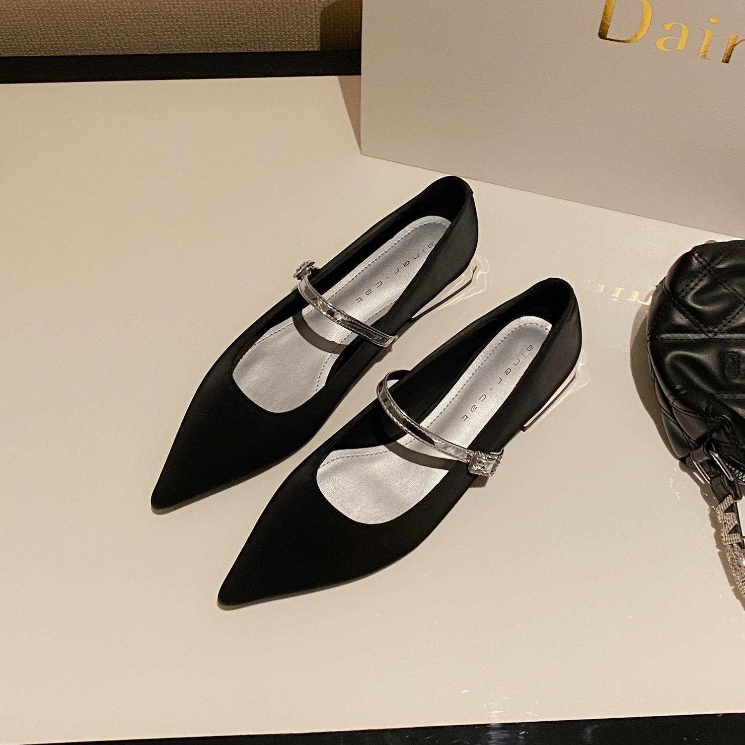 

29822 flat shoes women s thick heel 2025 new pointed Mary Jane shoes French simple shallow low heel single shoes 35