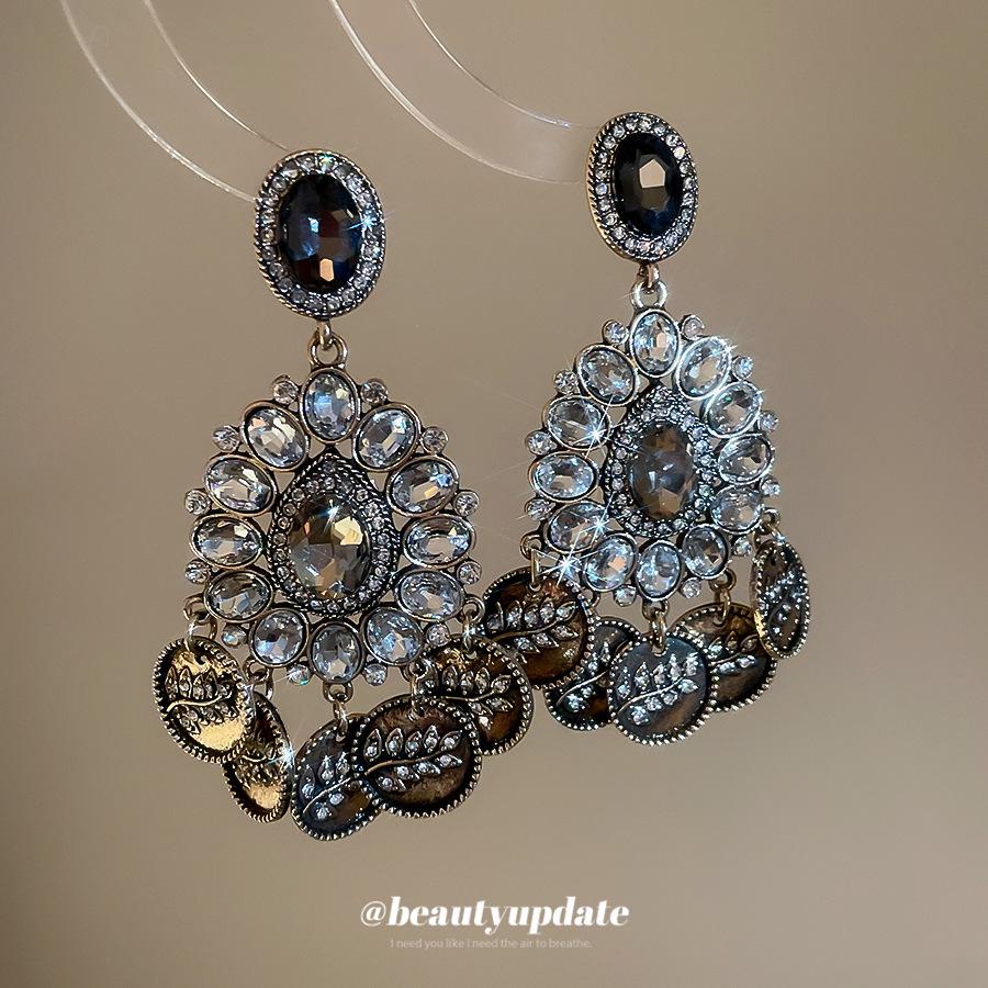 Silver Needle Retro Diamond-Inlaid Water Drop Tassel Earrings: Vintage Style, Light Luxury, High-End Feel, Fashionable Stud Accessories.