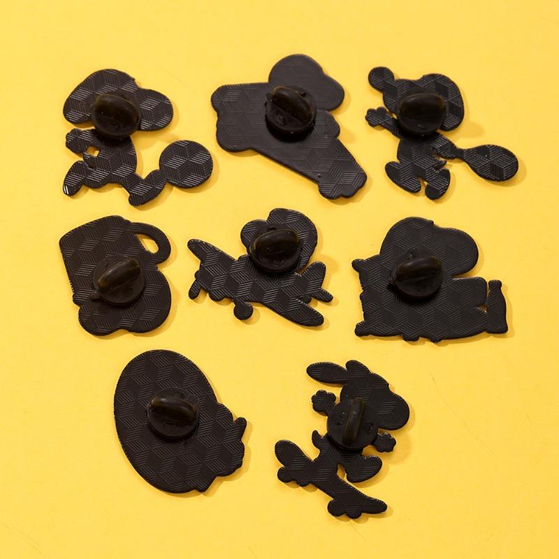 NEW HOT Cartoon anime creative puppy metal brooch decoration cute Snoopy alloy brooch anti slip button badge