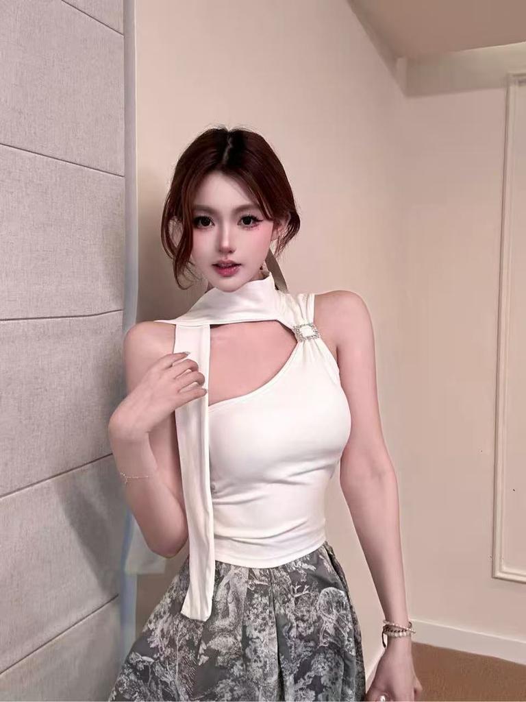 Women's Summer Knit Halter Top with Off-the-Shoulder Neckline Luxurious Figure-Hugging Sexy Cropped Top