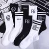 Zhuji Herren Herbst/Winter Mid-Tube Schwarz & Weiß Trendy Sportsocken - Atmungsaktiv, Schweißabsorbierend, Langer Schaft für Basketball