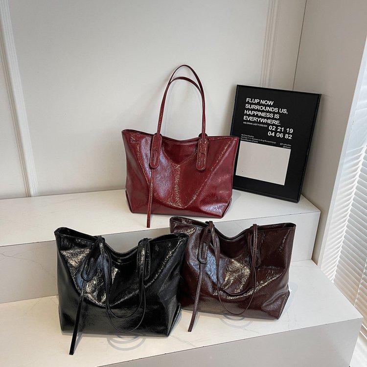 High-End Autumn Leather Tote Bag: Large Capacity, Simple Design Shoulder Bag for Commuting
