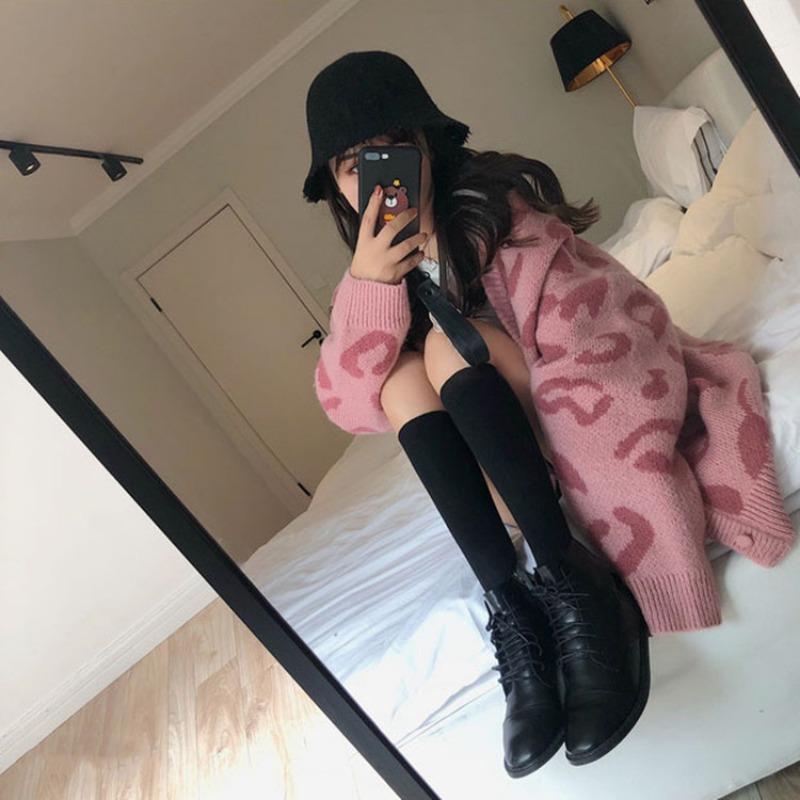 Autumn and winter fashion pink V-neck leopard print ladies sweater jacket, loose and thin lazy style black wool knit cardigan