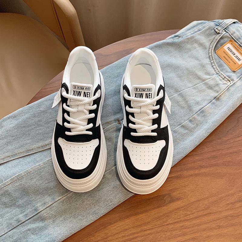 Dicke Sohle, innen höhenverstärkende Board-Schuhe, Damen 2025 Herbst, neue Mode und Freizeit, beliebte Muffin-Schuhe, super angesagte weiße Schuhe, Damenschuhe