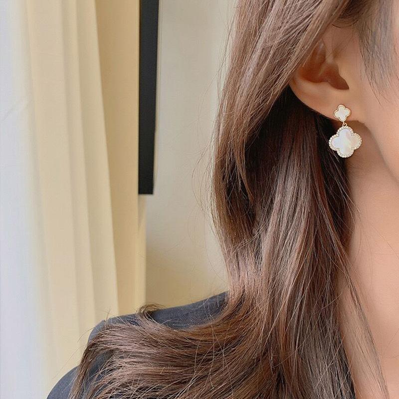 Vierblättrige Kleeblatt-förmige Weiße Ohrstecker mit winzigen Zirkonia-Einlagen, Galvanisch beschichtet mit Echtgold und 14K Gold Ohrschmuck