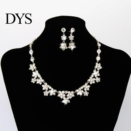 Set di orecchini di collana con corona di fiori carini con strass brillanti da sposa di lusso