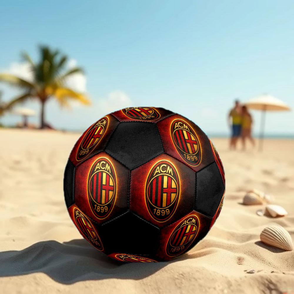 Pallone da Calcio AC Milan Taglia 5, Cucito a Macchina in PVC, Resistente e ad Alto Rimbalzo, Adatto a Tutte le Età, Merchandising per tifosi, Partite e Uso all'Aperto.