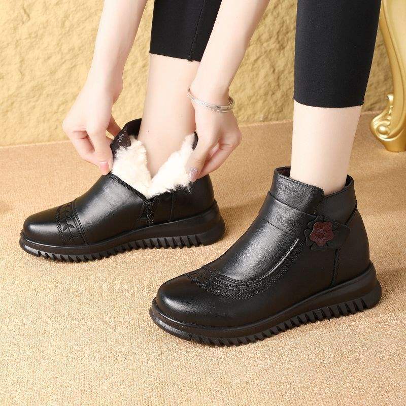 Mom cotton shoes real soft leather wool 2025 winter middle-aged and elderly short boots velvet warm elderly grandma non-slip women's boots