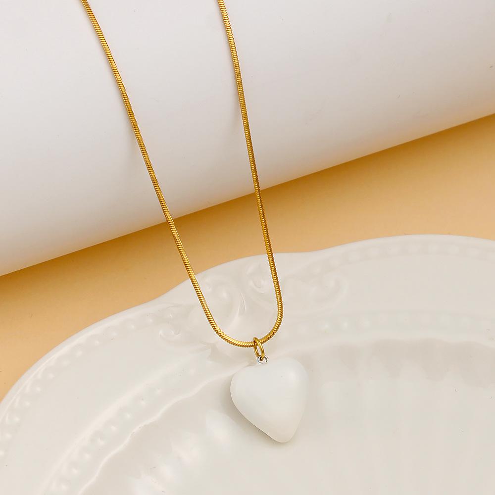 Elegant 18K Gold Titanium Steel Heart Pendant Necklace with Snake Chain белый