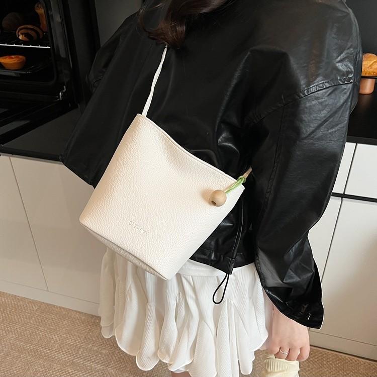 New large-capacity sense retro versatile bucket bag women's fashion shoulder work commuter messenger bag bag