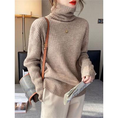 Rollkragen Damen Herbst- und Winteranzug mit locker gestricktem Pullover innen, rosa Unterhemd, neues Winteroberteil.