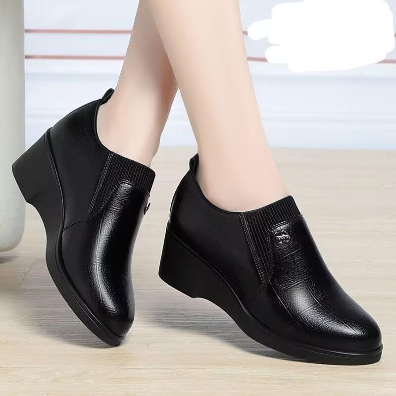 Slope heel leather shoes women's 2025 new middle-aged and elderly flat-soled women's shoes soft leather soft-soled mother shoes comfortable spring an
