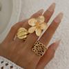 Bague Carrée Métallique Creuse Géométrique Haut de Gamme Luxe Léger pour Femme, Bague Fleur de Vent Tempérament pour Femme
