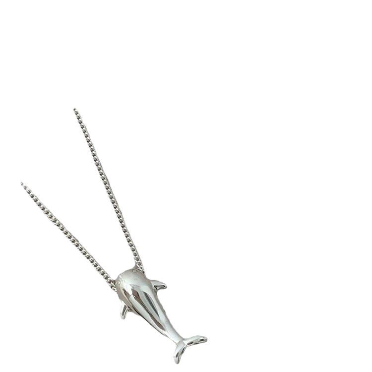 Cartoon Dolphin Pendant Necklace for Women - Small, Lightweight, Fashionable, Niche Design, High-End Clavicle Chain.
