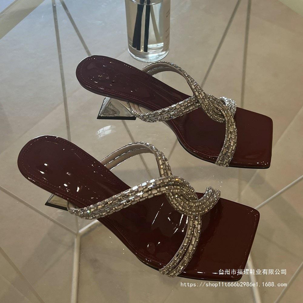 Ein Wort mit Hausschuhen Damen Sommer neu Französisches Temperament mittelhohe Absätze Oberbekleidung schlichte eckige Spitze dünne Absatzsandalen schwarz