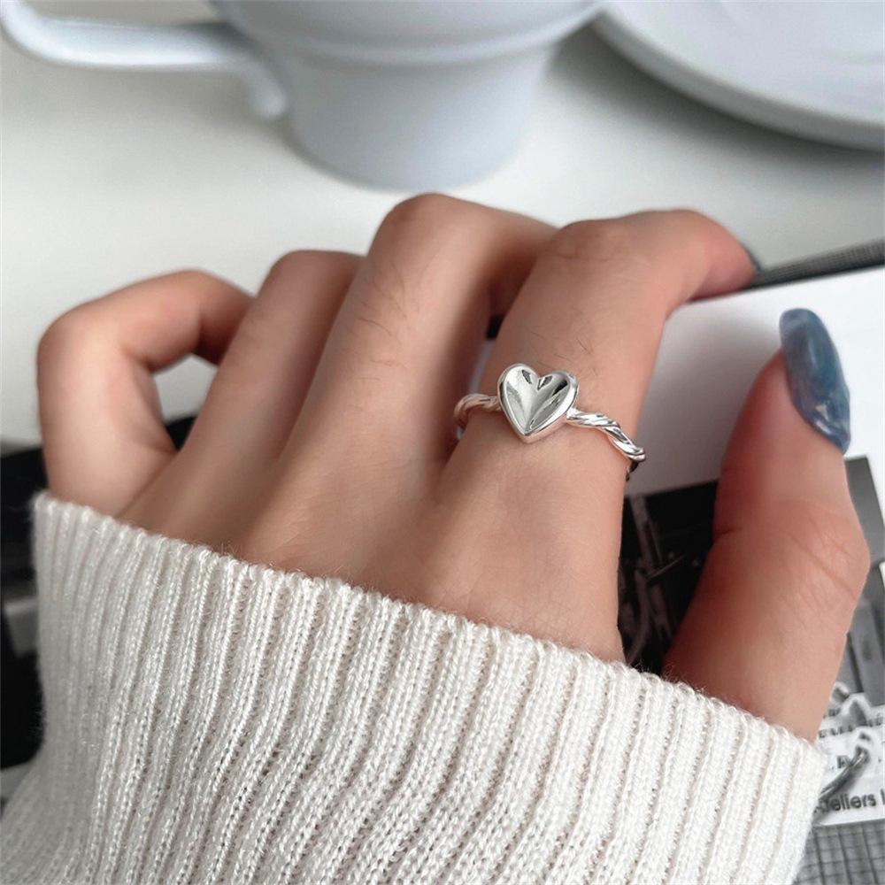 Elegant Black Agate Sterling Silver Women's Ring - Retro Design, Colorfast, Light Luxury Jewelry.