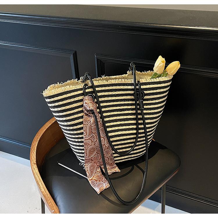 Summer Beach Vacation Single Shoulder Bag Large Capacity Portable Vegetable Basket Bag Women's Versatile Literary Commuter Shoulder Straw Beach Bag