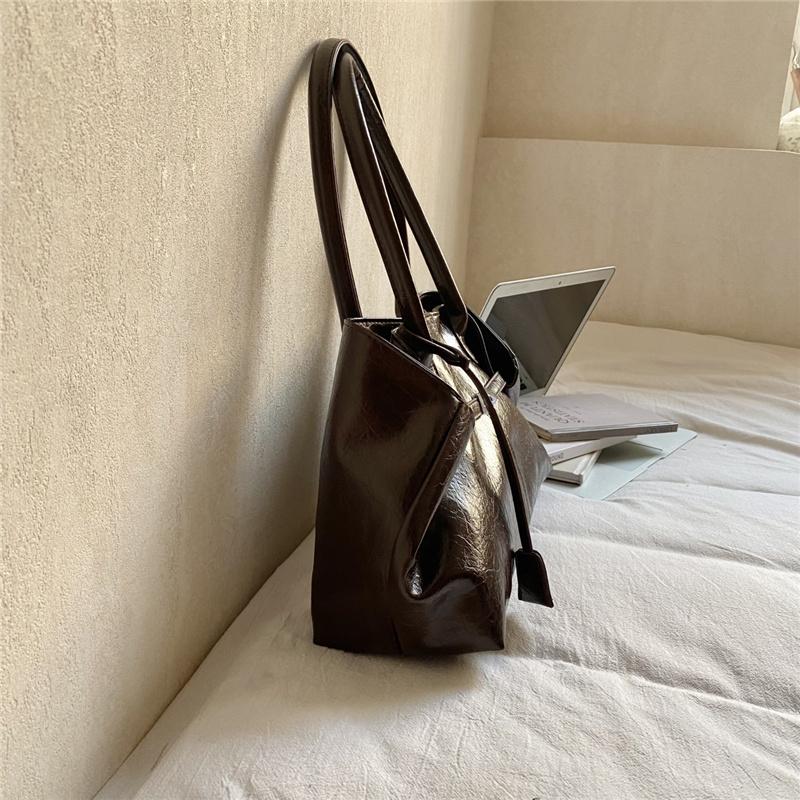 PU Tote Bag for Women with Cracked Texture Design and Metal Clasp Closure Ideal for Daily Use Work and Casual Outings
