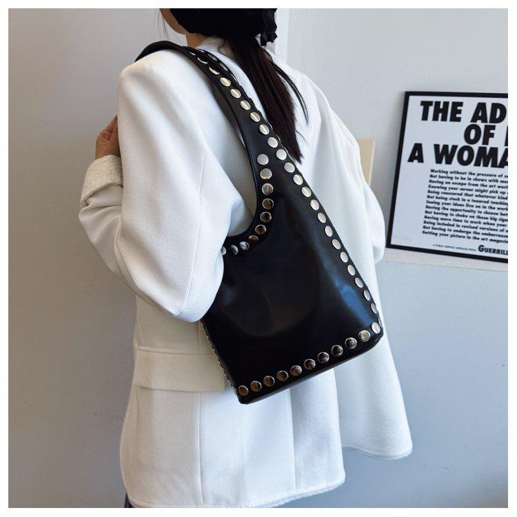 

Европейская и американская ретро сумка-тоут большой вместимости, сумка-ведро, сумка подмышку с заклепками в горошек, портативная женская сумка, женская сумка через плечо. One size чёрный
